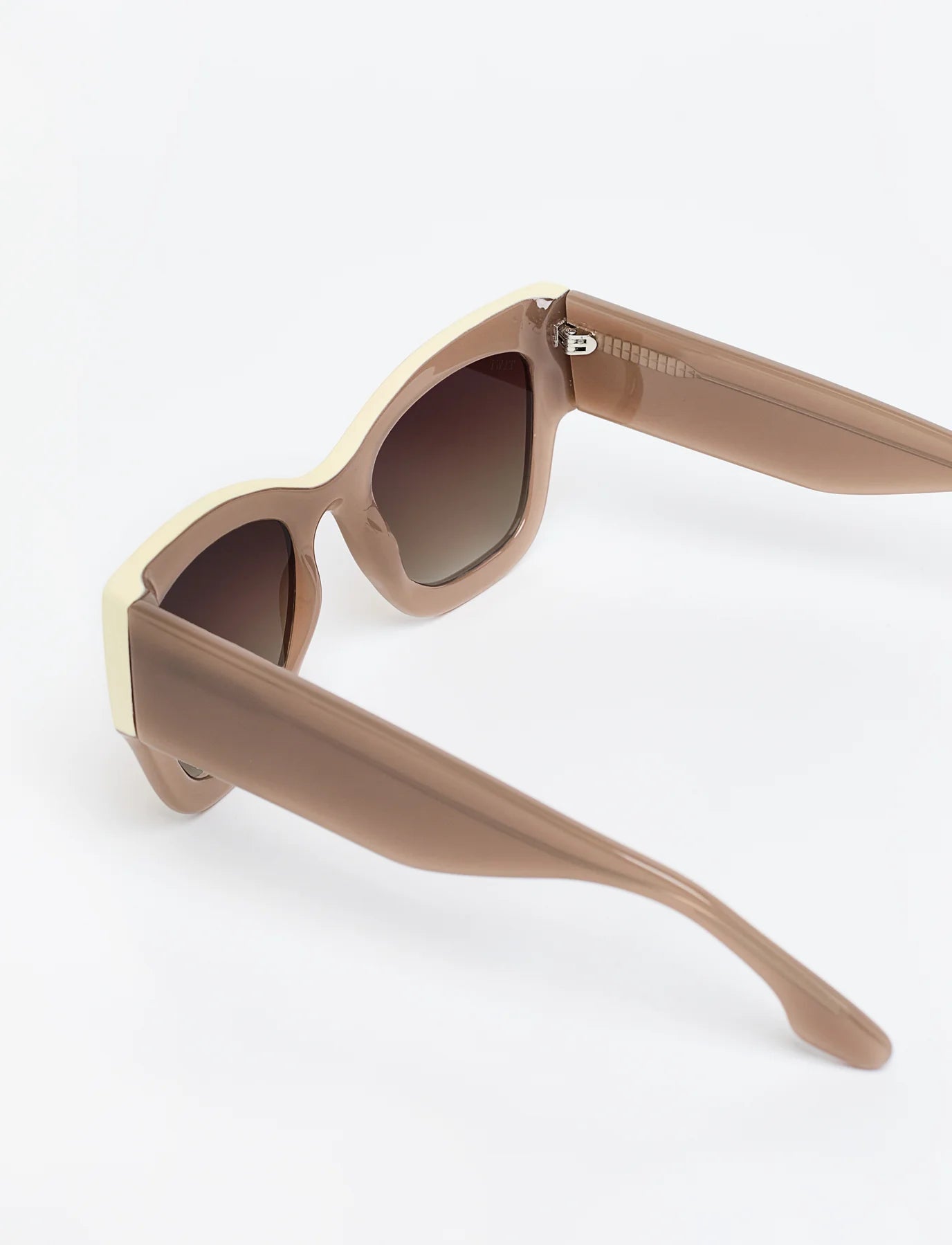 mayfair 102 - shiny coconut beige