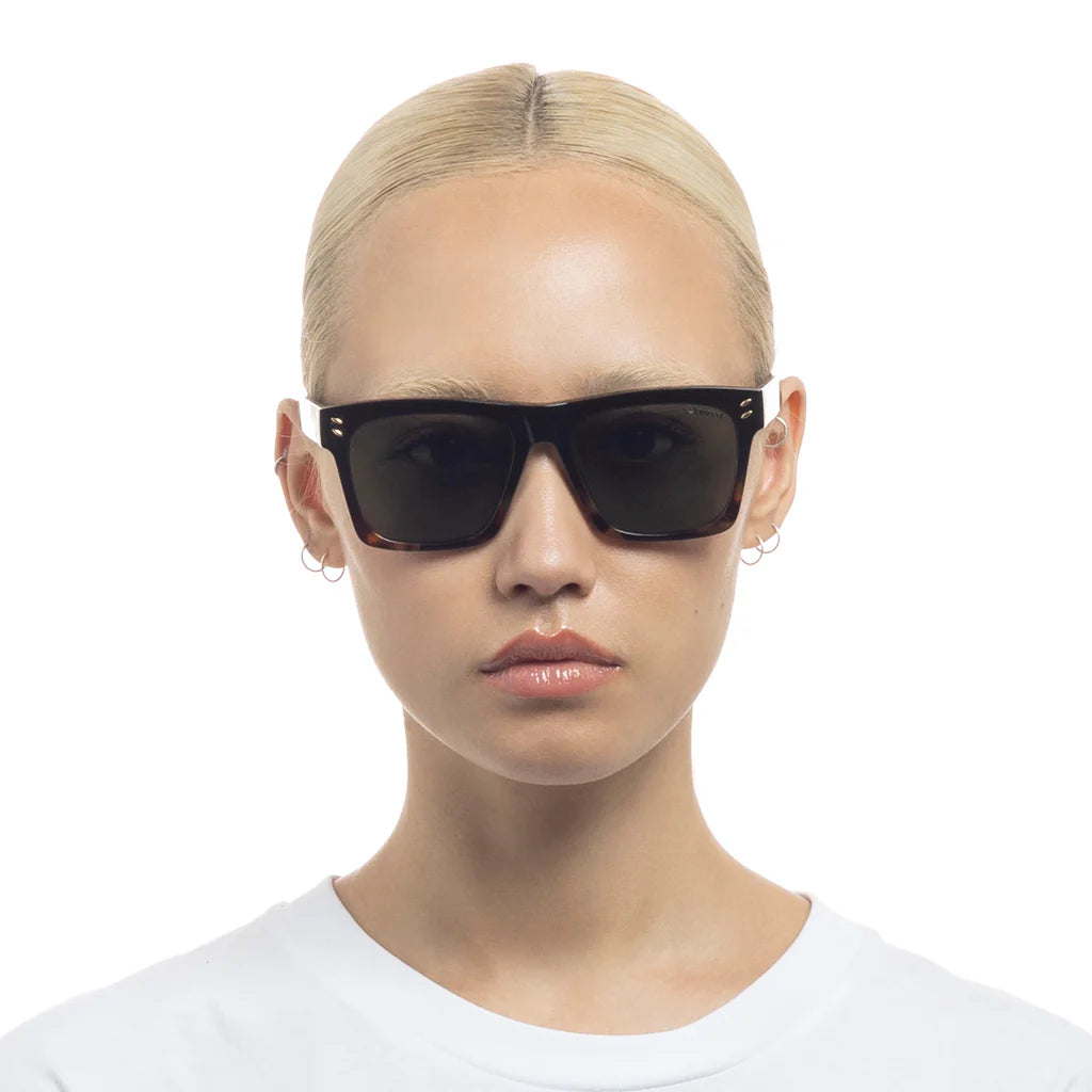 bold d frame - black tort