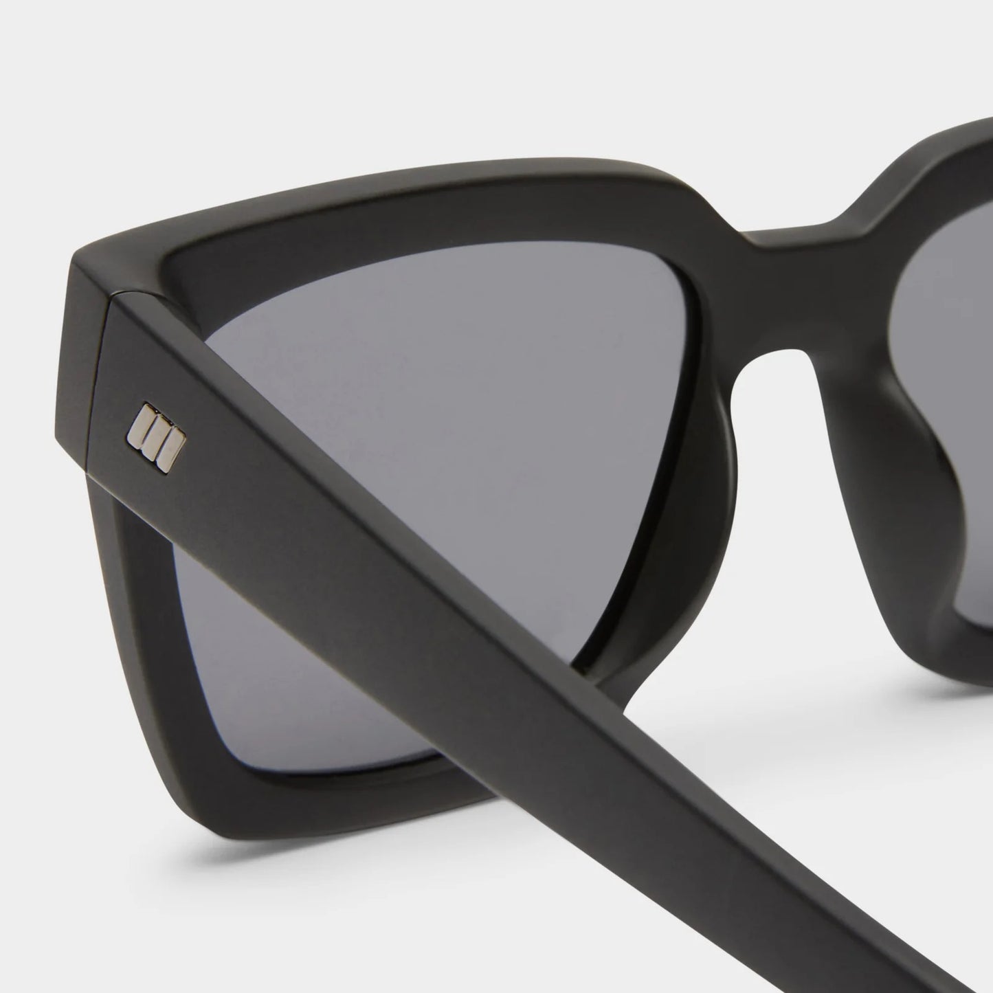 weekend riot - black
